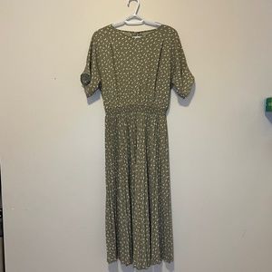 UNITED ARROWS  Cute dress with small petal pattern.